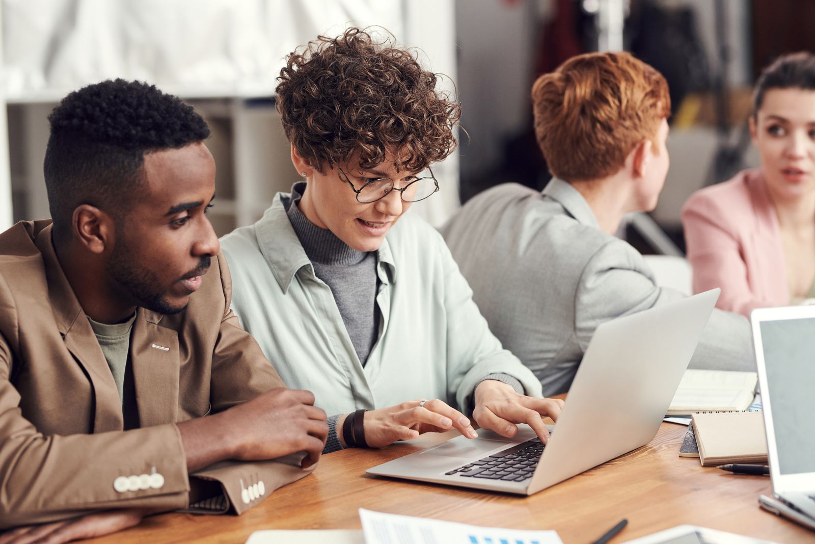People looking at a laptop while comparing Strongvault online backup with a digital vault